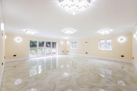 9 bedroom detached house to rent - 82 Bracken Drive,Chigwell