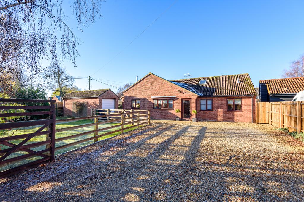 Highfields Road, Highfields Caldecote... 5 bed detached bungalow £585,000