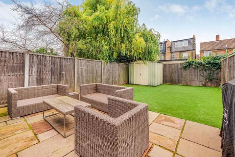 17 Chestnut Road, London, SW20 8ED