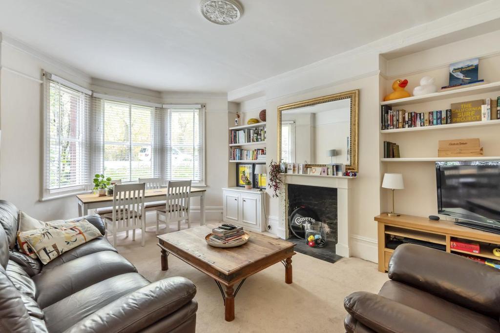 Albert Bridge Road, Battersea 2 bed flat for sale £1,050,000