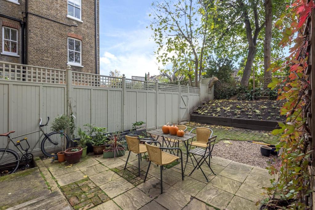 Albert Bridge Road, Battersea 2 bed flat for sale £1,050,000