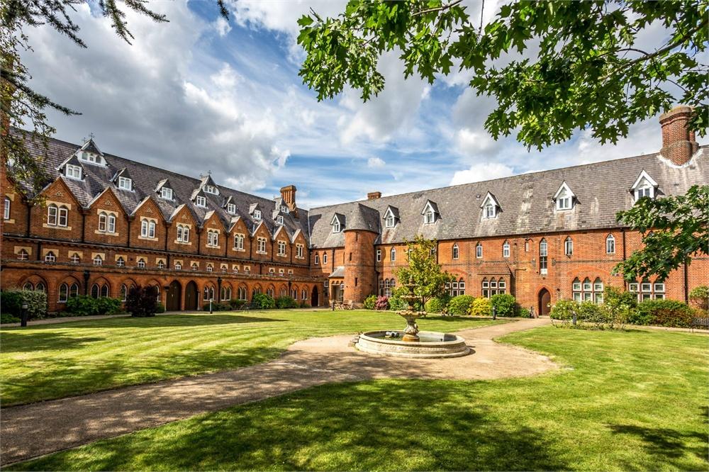 Convent Court, Hatch Lane, Windsor, SL4 2 bed apartment £350,000