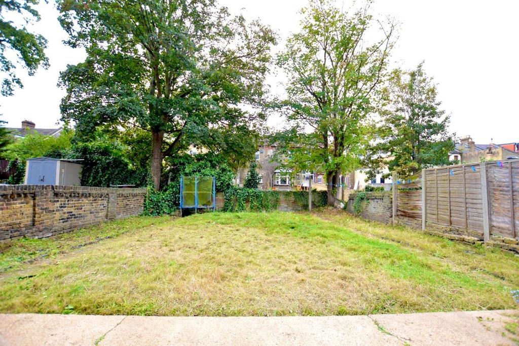 Windsor Road, E7 6 bed semidetached house £2,600 pcm (£600 pw)