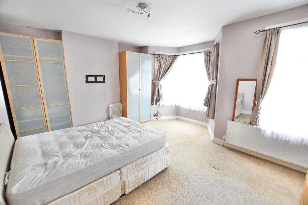 Windsor Road, E7 6 bed semidetached house £2,600 pcm (£600 pw)