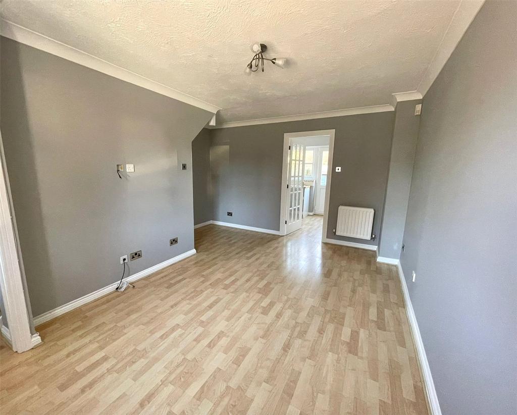 Riverview Gardens, Cobham, Surrey, KT11 2 bed terraced house £1,600