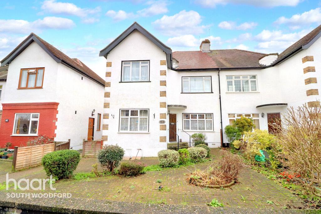 Beechwood Park, South Woodford, London, E18 3 bed flat for sale £460,000