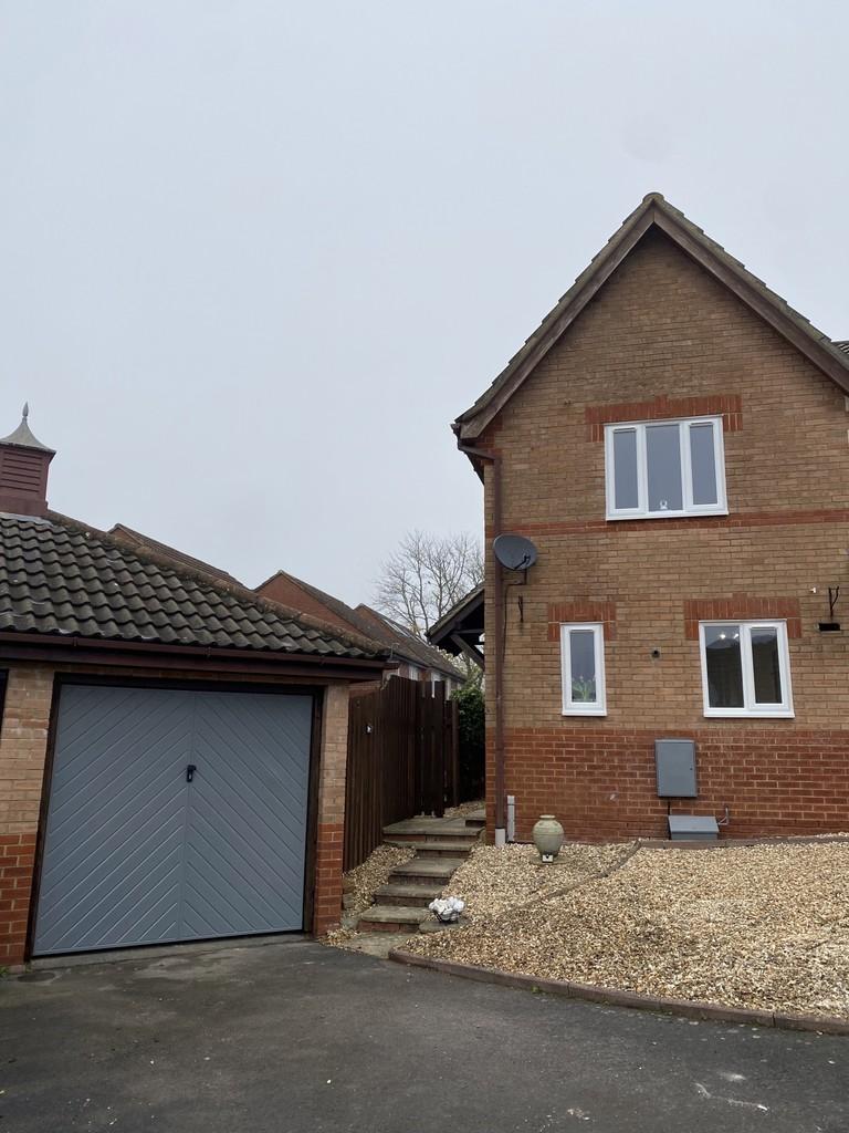 Hillbourne Close, Warminster 2 bed semidetached house £925 pcm (£213 pw)