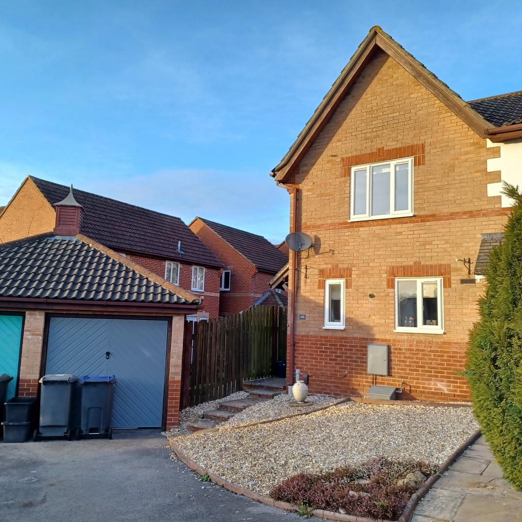 Hillbourne Close, Warminster 2 bed semidetached house £995 pcm (£230 pw)