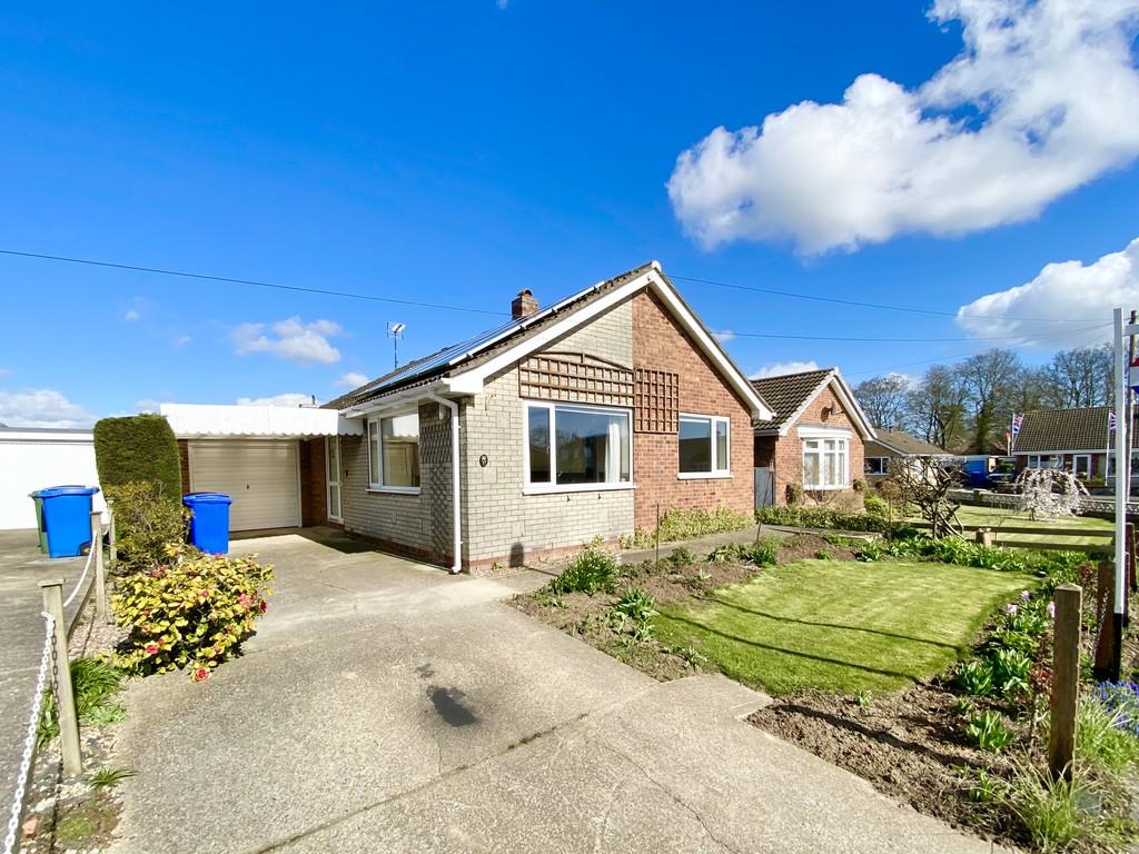 Alton Park, Beeford 2 bed detached bungalow - £200,000