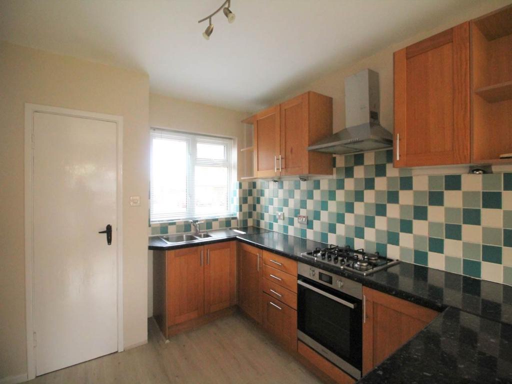 Evesham, 3 bed semidetached house £1,050 pcm (£242 pw)
