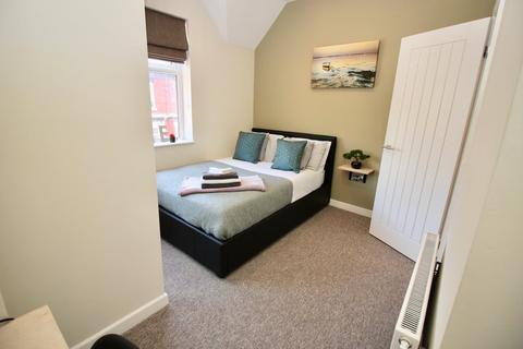 8 bedroom house share to rent - Highfield Road, Salford,