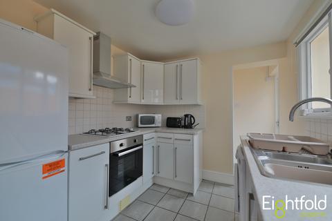 3 bedroom terraced house to rent, Bear Road, Brighton