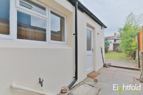 3 bedroom terraced house to rent, Bear Road, Brighton