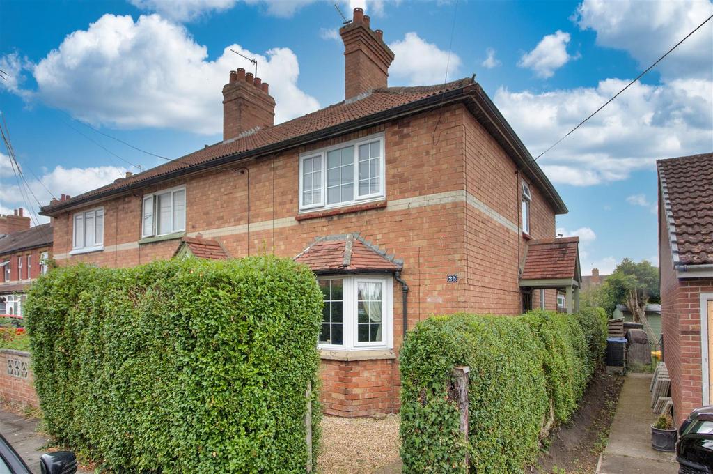 Longcroft Road, Devizes 3 bed end of terrace house £279,950