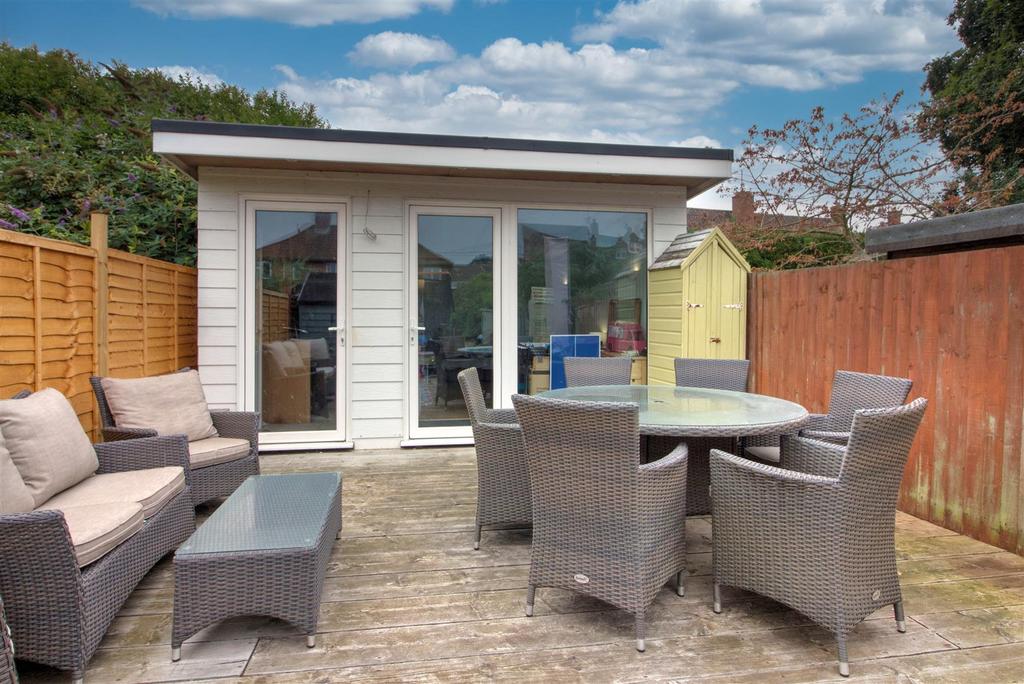 Longcroft Road, Devizes 3 bed end of terrace house £279,950