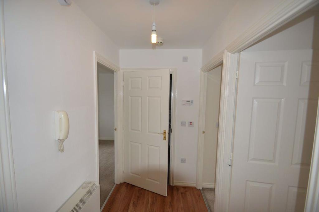 Murdoch Drive, Kingswinford 2 bed flat £695 pcm (£160 pw)