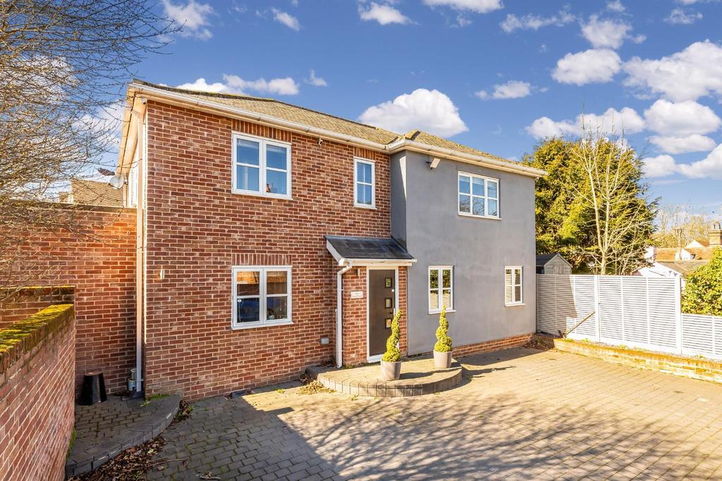 Lexden Road, Colchester 3 bed detached house £2,000 pcm (£462 pw)