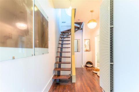 5 Cricketfield Road, London, E5 8NR