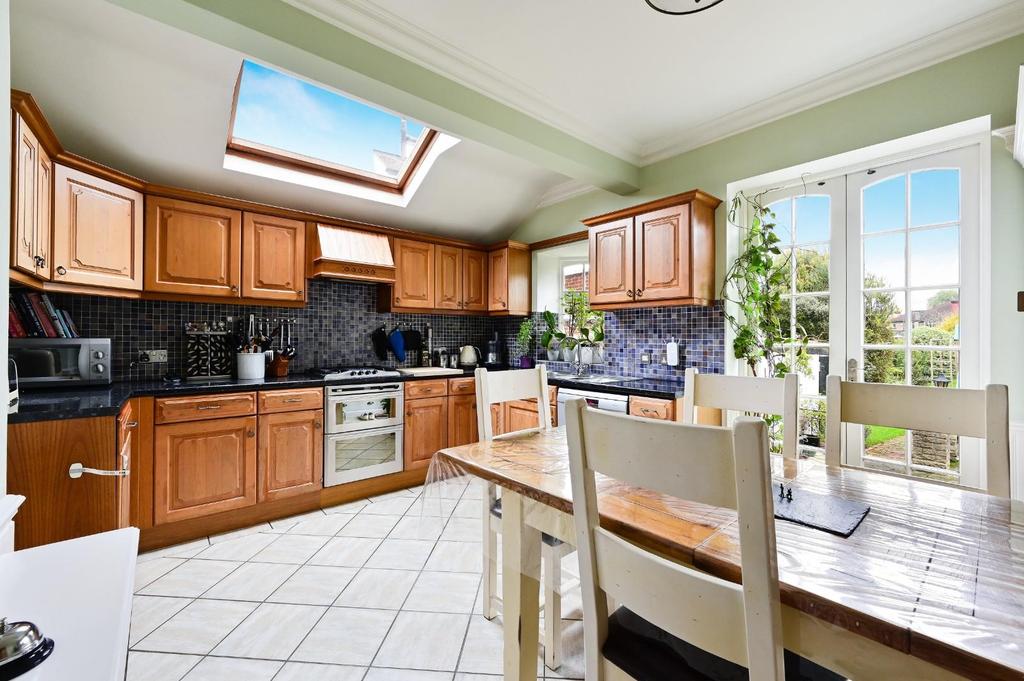 The Hollands, Worcester Park 4 bed semidetached house £900,000
