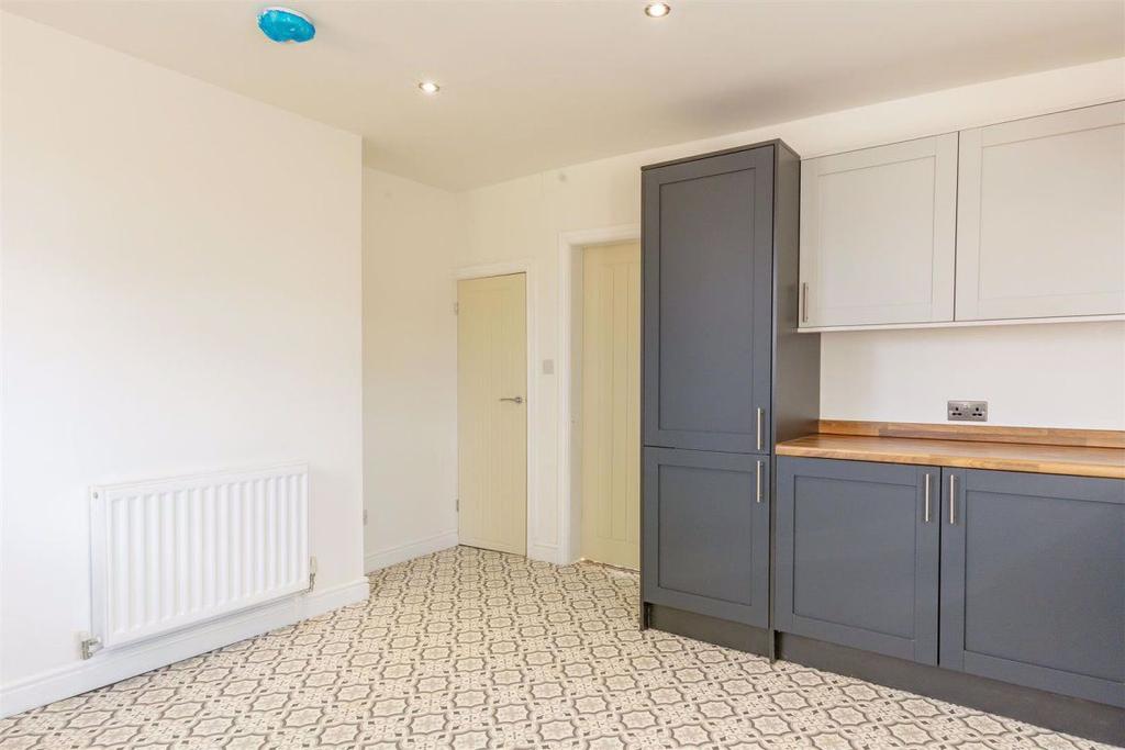 Shanklin Drive, Stapleford. NG9 8EZ 3 bed terraced house £795 pcm (£