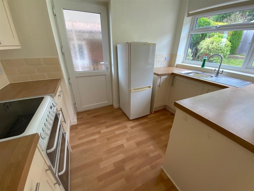 Walnut Crescent, Malvern 3 bed semidetached house £900 pcm (£208 pw)