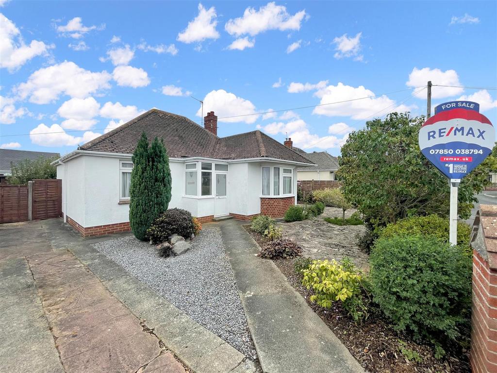 Lyndale Road, Kingsteignton, Newton Abbot 2 bed detached bungalow for