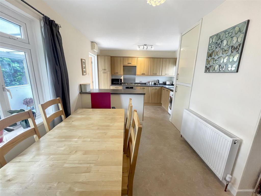Lyndale Road, Kingsteignton, Newton Abbot 2 bed detached bungalow £