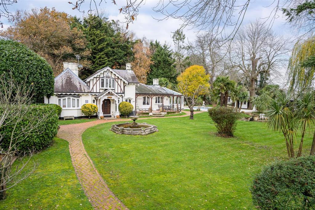 Halstead Hill, Goffs Oak 3 bed cottage for sale £1,250,000