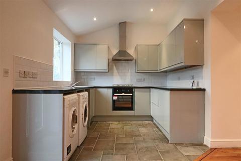3 bedroom end of terrace house for sale - Colesmead Road, Redhill