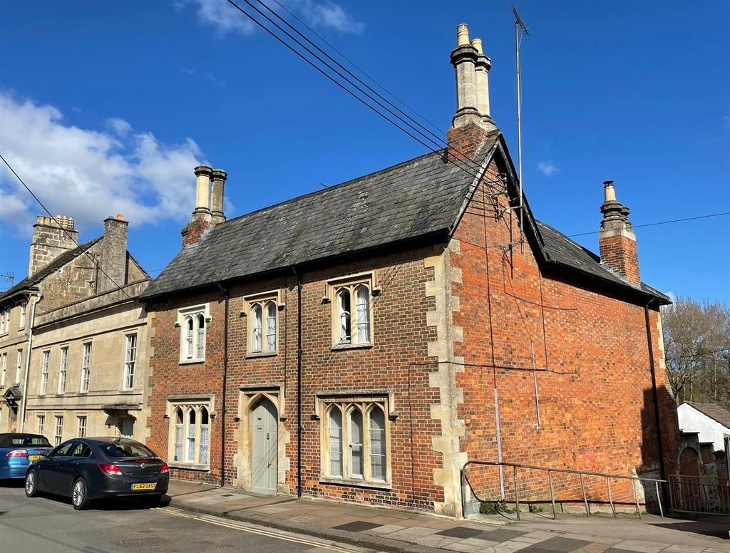 St. Mary Street, Chippenham 2 bed terraced house £900 pcm (£208 pw)