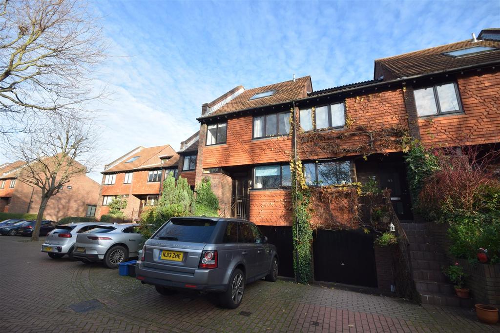 Mallard Place, Strawberry Hill 4 bed terraced house £4,050 pcm (£935 pw)