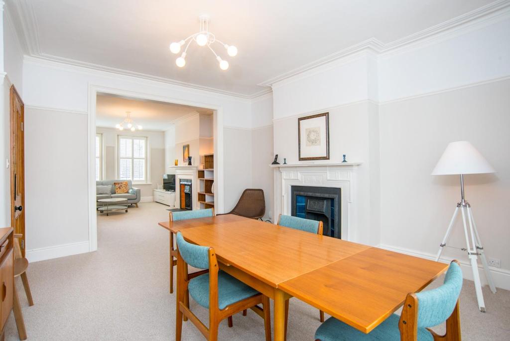 Glenmore Road, Belsize Park NW3 3 bed flat £6,500 pcm (£1,500 pw)