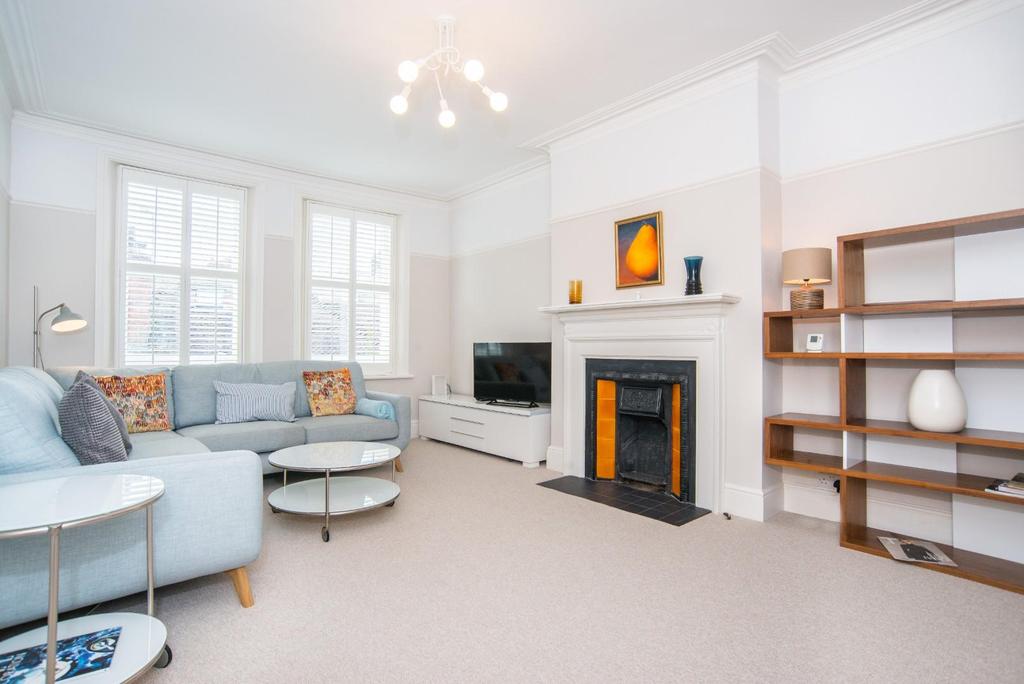 Glenmore Road, Belsize Park NW3 3 bed flat £6,500 pcm (£1,500 pw)