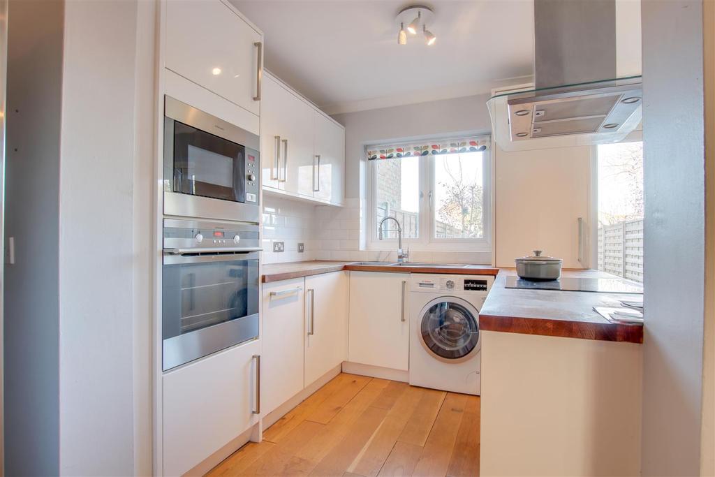 Cromwell Avenue, Cheshunt 3 bed house £1,900 pcm (£438 pw)