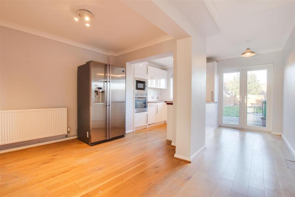 Cromwell Avenue, Cheshunt 3 bed house £1,900 pcm (£438 pw)