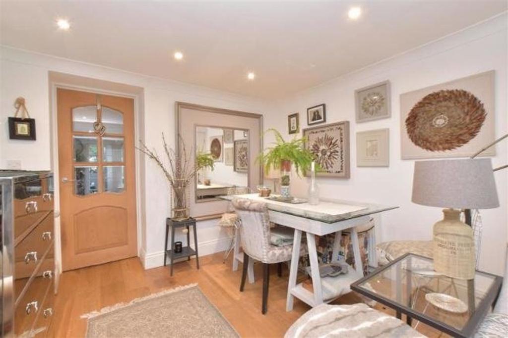 Franklin Place, Chichester 2 bed house £1,250 pcm (£288 pw)
