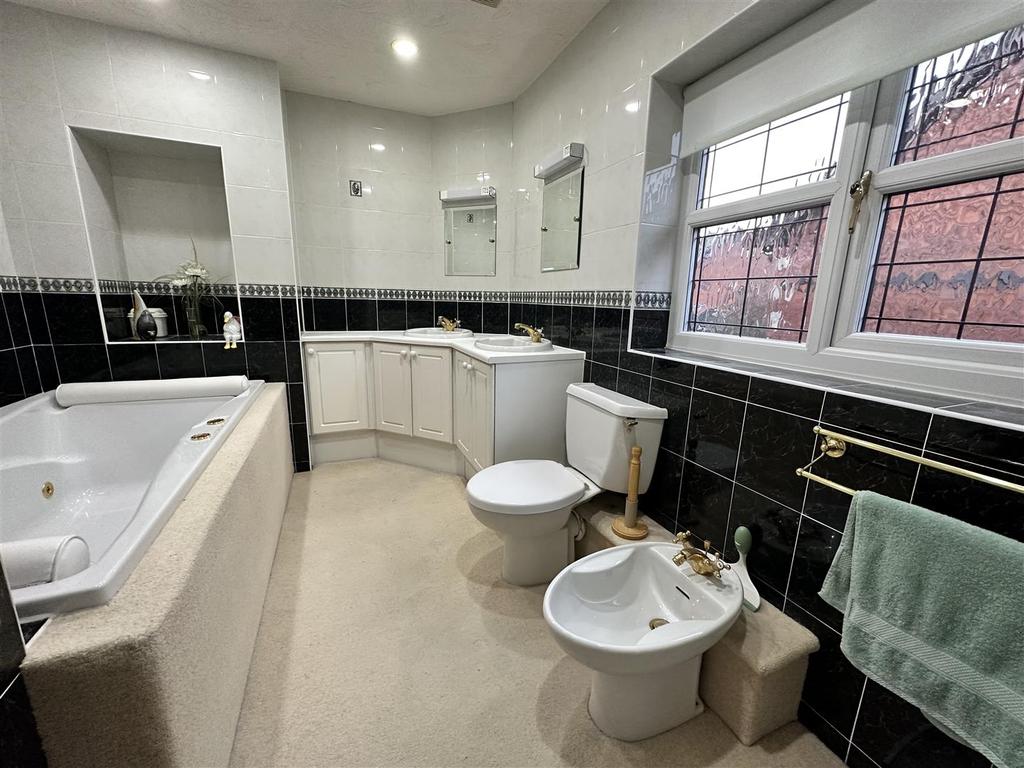 En suite bathroom/wc