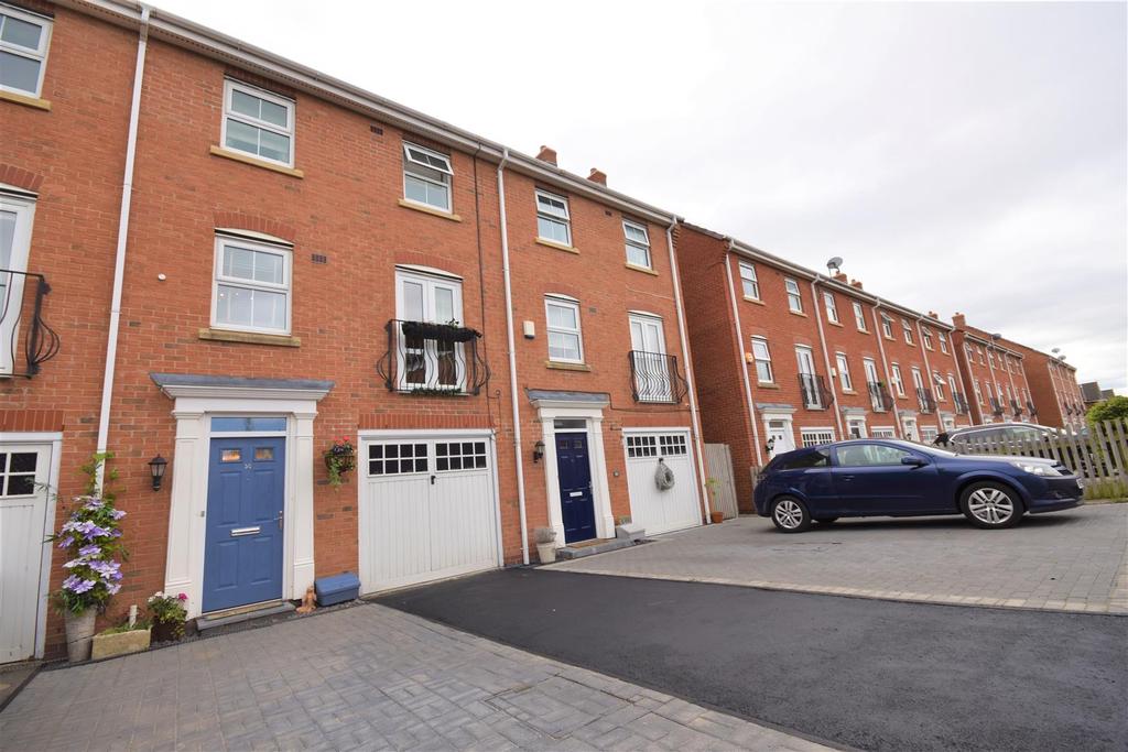 Millfield, Neston 4 bed townhouse £950 pcm (£219 pw)
