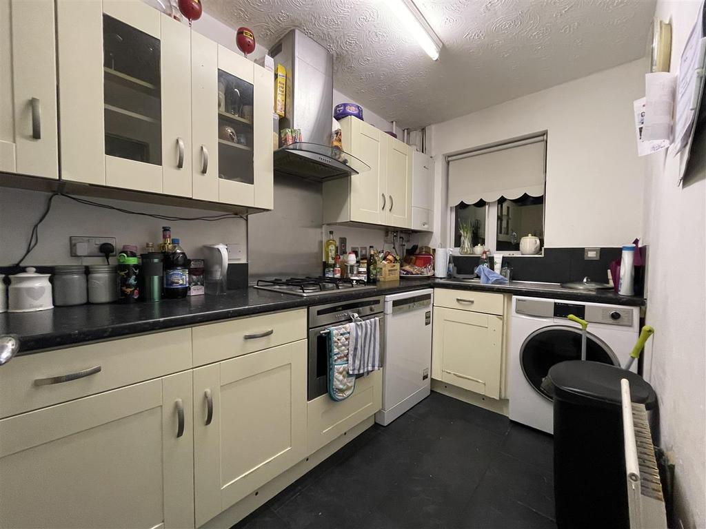 Ladyfields Way, Holbrooks, Coventry 2 bed end of terrace house £850