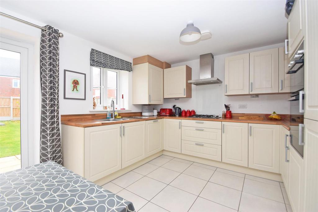 Whinberry Drive, Bowbrook Meadows, Shrewsbury 3 bed detached house for