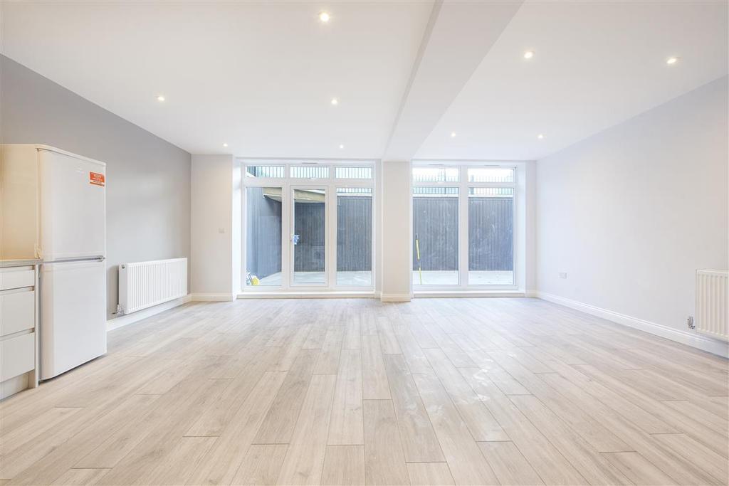 Kingston Road, Kingston Road, London 3 bed apartment £3,000 pcm (£692 pw)
