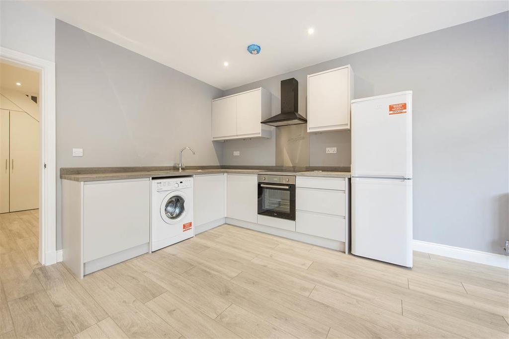 Kingston Road, Kingston Road, London 3 bed apartment £3,000 pcm (£692 pw)