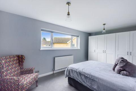 3 bedroom semi-detached house for sale - Golden Farm Road, Cirencester GL7 1DF