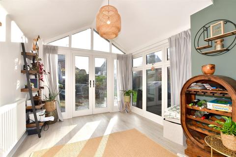 10 Bramble Close, Barns Green, Horsham, RH13 0AW