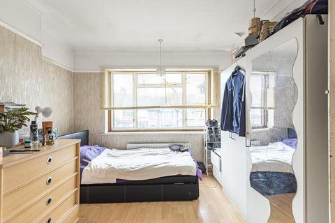 3 bedroom terraced house for sale - Milborough Crescent, Lee