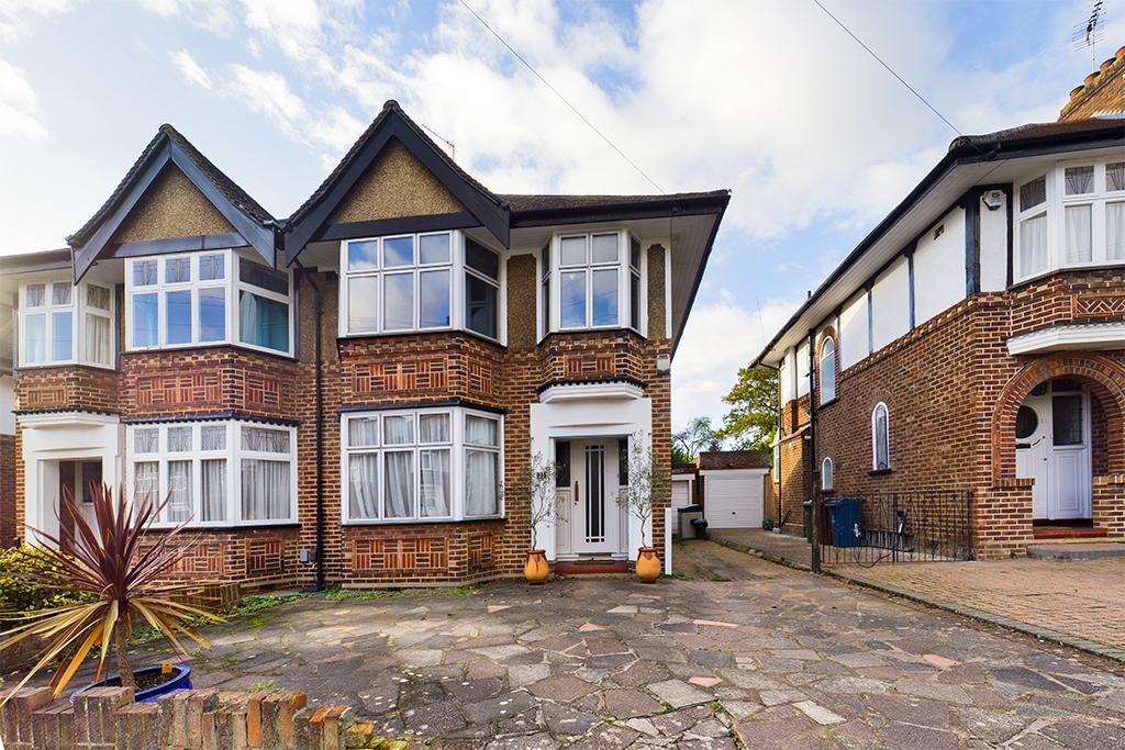 West Towers, Pinner, HA5 3 bed semidetached house £800,000