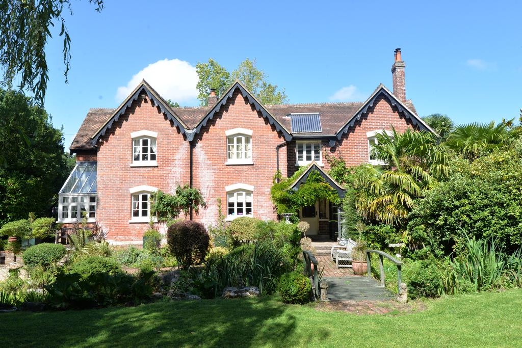 South Drive, Ossemsley, New Forest, Hampshire, BH25 4 bed detached