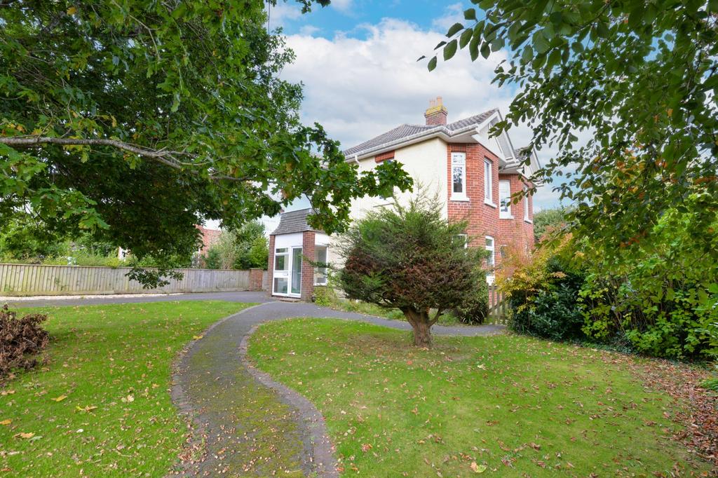 York Avenue, New Milton, BH25 4 bed detached house for sale £599,950