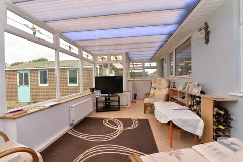 2 bedroom bungalow for sale - Arnolds Close, Barton On Sea, New Milton, BH25