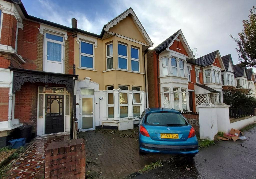 26/26A Road, SouthendonSea, Essex, SS2 5JD 3 bed semi